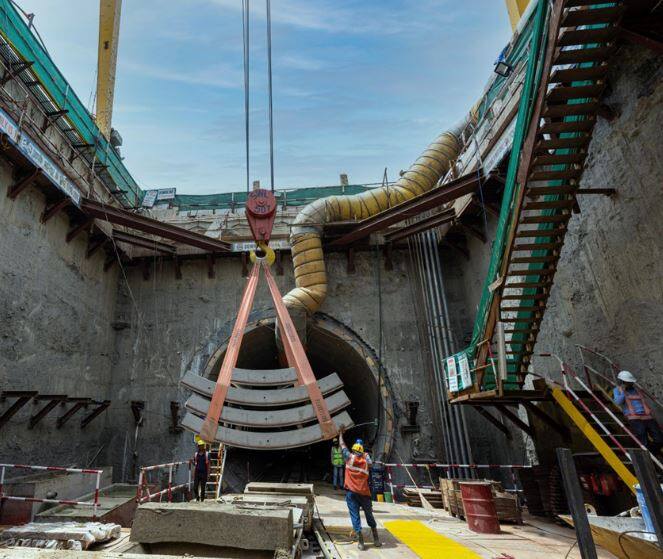 आरआरटीएस ट्रेनसेट अपने आकर्षक और आधुनिक डिजाइन के साथ रेजेनरेटिव ब्रेकिंग सिस्टम से युक्त हल्के वजन के होंगे और स्वचालित ट्रेन सुरक्षा (एटीपी), स्वचालित ट्रेन नियंत्रण (एटीसी) व स्वचालित ट्रेन संचालन (एटीओ) से सम्पन्न होंगे. फोटो साभार- (नेशनल कैपिटल रीजन ट्रांसपोर्ट कॉरपोरेशन ट्विटर)