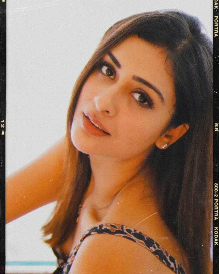మంచు విష్ణు సరసన గాలి నాగేశ్వర రావు అనే క్రేజీ మూవీలో కూడా నటించే అవకాశం దక్కించుకుంది. ఈ చిత్రంలో మరో హీరోయిన్ గా సన్నీలియోన్ నటిస్తుండడం విశేషం. ప్రారంభం నుంచి ఈ చిత్రం మంచి బజ్ క్రియేట్ చేస్తోంది.