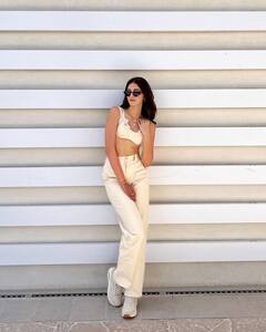 Ananya Panday Photos: समुन्द्र किनारे अनन्या पांडेय का फैशन गेम दिखा ऑन पॉइंट, देखें एक्ट्रेस की खूबसूरत तस्वीरें