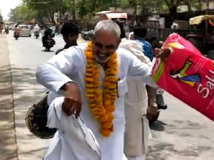 MP Indore News Dancing Husband attracts people while wife files nomination for local body election ANN Indore News: अकेले ही नाचते-गाते पत्नी का नामांकन कराने पहुंचा पति, जिसने भी देखा देखता ही रह गया