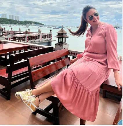 ਦਿਵਯੰਕਾ ਤ੍ਰਿਪਾਠੀ ਨੇ ਹਾਲ ਹੀ 'ਚ ਆਪਣੀਆਂ ਕੁਝ ਤਸਵੀਰਾਂ ਇੰਸਟਾਗ੍ਰਾਮ 'ਤੇ ਸ਼ੇਅਰ ਕੀਤੀਆਂ ਹਨ। ਇਨ੍ਹਾਂ ਤਸਵੀਰਾਂ 'ਚ ਉਹ ਪਿੰਕ ਕਲਰ ਦੀ ਡਰੈੱਸ 'ਚ ਨਜ਼ਰ ਆ ਰਹੀ ਹੈ, ਜਿਸ 'ਚ ਉਹ ਬੇਹੱਦ ਖੂਬਸੂਰਤ ਲੱਗ ਰਹੀ ਹੈ।