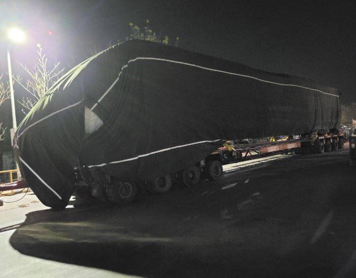 भारत की पहली आरआरटीएस के प्रथम ट्रेन सेट को गुजरात के सावली से रवाना कर दिया गया है. इस सेमी-हाई-स्पीड एरोडायनामिक आरआरटीएस ट्रेनसेट को एल्सटॉम के फैक्ट्री से एक बड़े ट्रेलर पर रख कर भेजा गया है जो लगभग एक हफ्ते के यात्रा के बाद सड़क मार्ग से दुहाई डिपो, गाजियाबाद में पहुंचेगी.  फोटो साभार- (नेशनल कैपिटल रीजन ट्रांसपोर्ट कॉरपोरेशन ट्विटर)