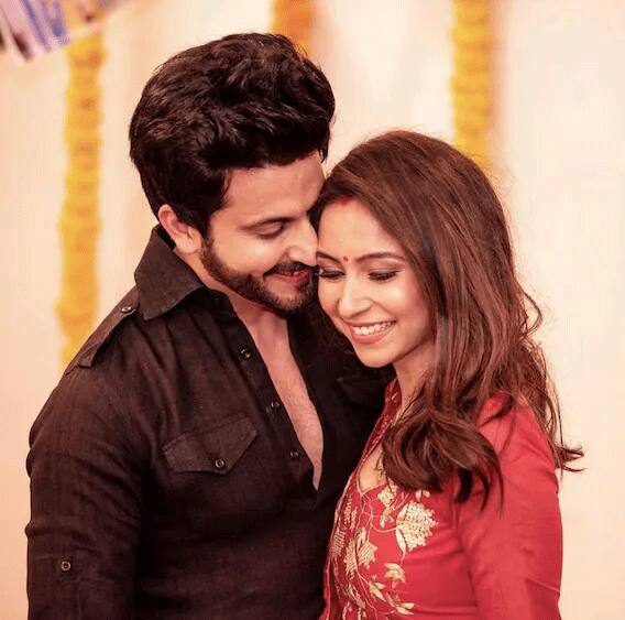 माता-पिता के चरणों में स्वर्ग के सेट पर कुंडली भाग्य फेम धीरज धूपर और विन्नी की लव स्टोरी शुरू हुई थी. दोनों की दोस्ती प्यार में बदली और कपल ने शादी का फैसला ले लिया.