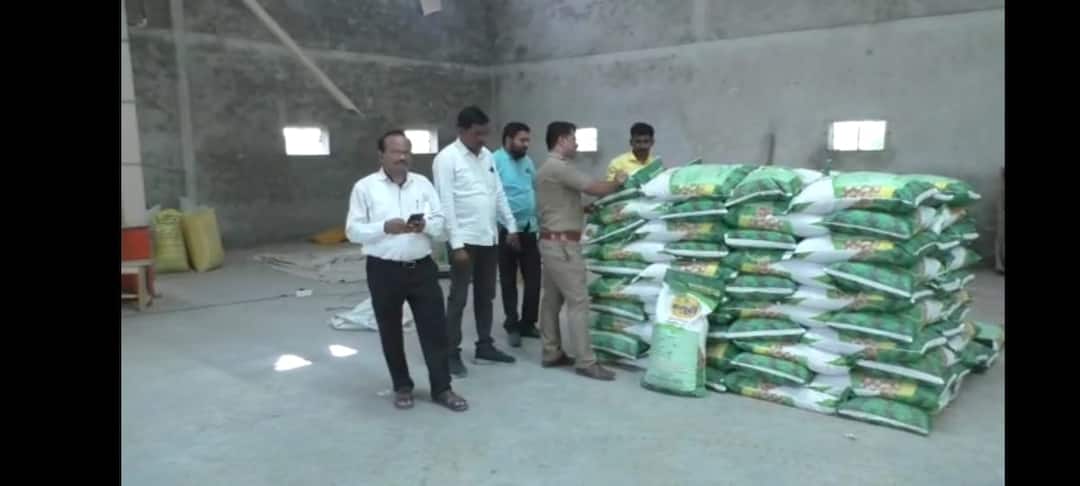 Nanded Fertilizer Artificial scarcity sale with rising prices in Karnataka and Telangana Nanded : नांदेडमध्ये खतांची कृत्रीम टंचाई, कर्नाटक आणि तेलंगणामध्ये चढ्या भावाने विक्री