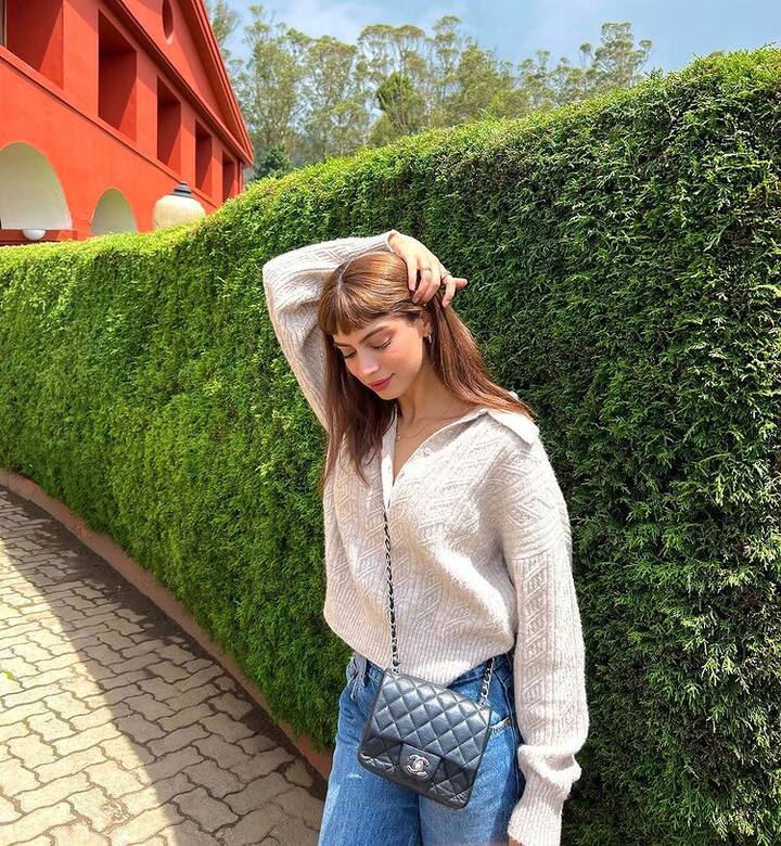 डेनिम्स के साथ बेज स्वेटर और कॉपर कलर्ड हेयरस्‍टाइल में खुशी बहुत ही प्यारी लग रही हैं. जोया अख्तर की फिल्म 'द आर्चीज' से वह बॉलीवुड में कदम रखने जा रही हैं.