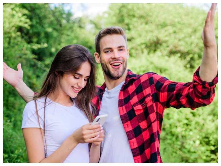 औरों को नजरअंदाज करना: अगर आपने दोस्तों के साथ कहीं जाने का प्लान बना लिया है पर आपका वह दोस्त जो आपके लिए स्पेशल है वह कह देता है कि कहीं और जाएंगे और आप उसके लिए या वो आपके लिए सब कुछ कैंसिल करके आपके साथ चल दे तो आप के लिए ये संकेत है.