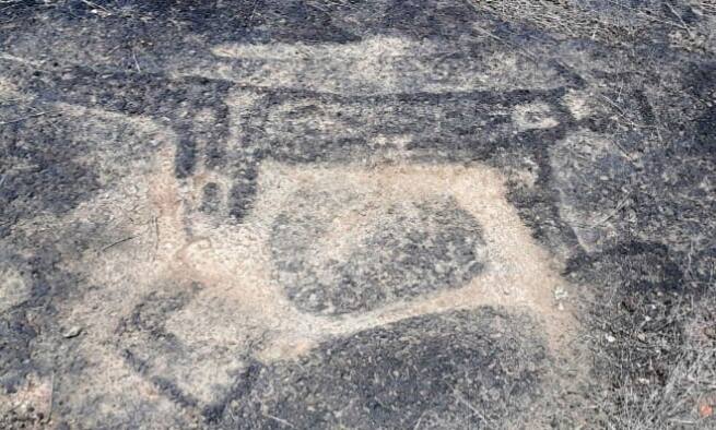 कोकणातील सड्यावर अनेक ठिकाणी कातळशिल्पे कोरलेली आढळतात. सिंधुदुर्ग जिल्ह्यात देवगड, मालवण, कणकवली तालुक्यात अनेक ठिकाणी सड्यावर कातळशिल्प आढळतात. मालवण मधील खोटले गावच्या सड्यावर 35 हून अधिक कातळशिल्प आढळली आहेत. त्यामुळे जिल्ह्याच्या पुरातत्व वैभवात भर पडली आहे.