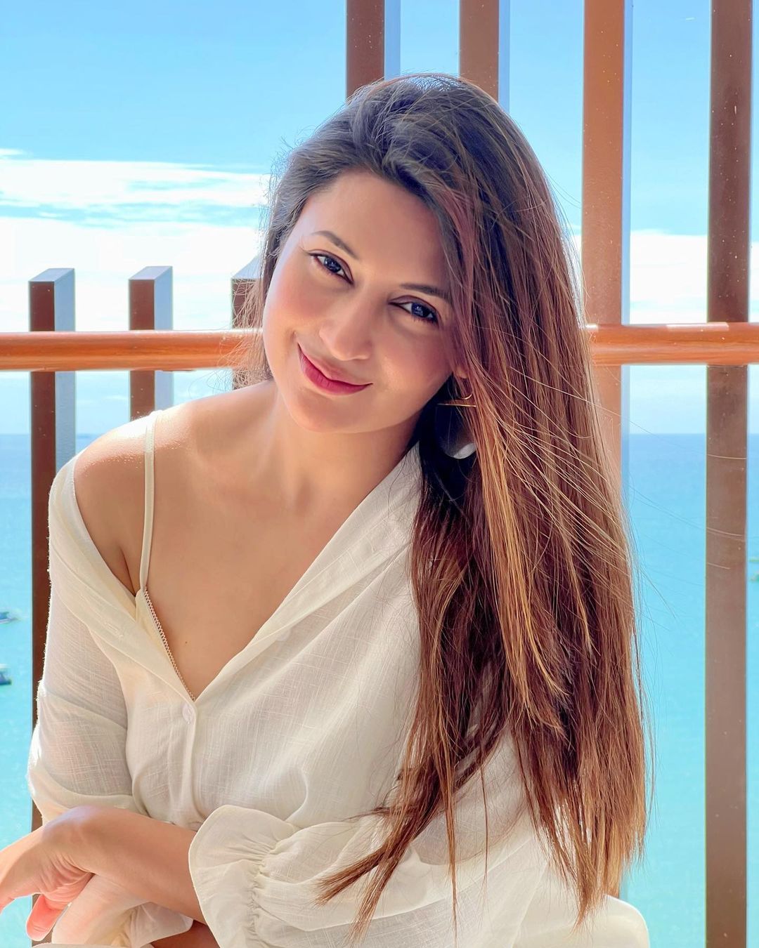 divyanka tripathi hot look 