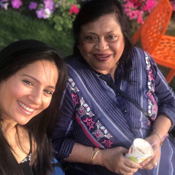 टीवी एक्टर शब्बीर अहलूवालिया की पत्नी कांची कौल का नाम भी अच्छी बहुओं की लिस्ट में शुमार है. कांची अपनी सास के साथ मिलकर पूरे घर का ध्यान रखती हैं.