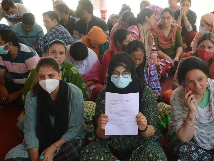 jammu kashmir two target killing in just twelve hours kashmiri pandit migrates from valley J&K: 12 કલાકમાં  Target Killingની વધુ એક મોટી ઘટના, મોડી રાત્રે કાશ્મીરી પંડિતો કેમ્પમાં આશ્રય લેવા પહોંચ્યાં, જાણો કેવી  છે ભયંકર  સ્થિતિ