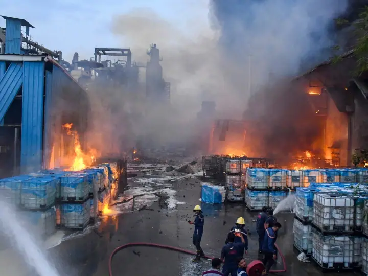 Gujrat Vadodra Chemical Factory Fire explosion , 700 people sent to safer places Video: ਗੁਜਰਾਤ ਦੇ ਵਡੋਦਰਾ 'ਚ ਕੈਮੀਕਲ ਫੈਕਟਰੀ 'ਚ ਲੱਗੀ ਭਿਆਨਕ ਅੱਗ, ਸੁਰੱਖਿਅਤ ਥਾਵਾਂ 'ਤੇ ਭੇਜੇ ਗਏ 700 ਲੋਕ