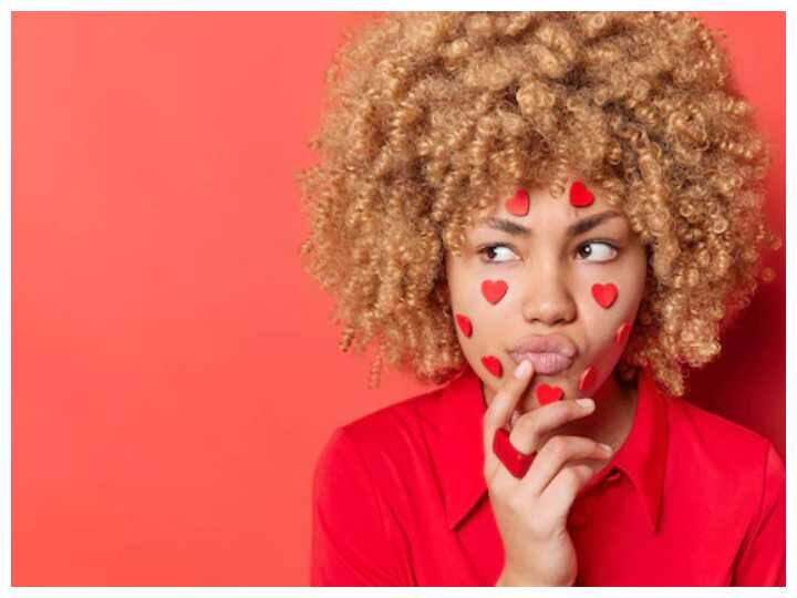 हमेशा उनके बारे में सोचना: आप हर किसी से बस उसी के बारे में बात करते रहते हैं, आप चाह कर भी अपने आपको रोक नहीं पाते हैं. तो आपके लिए एक और संकेत है.