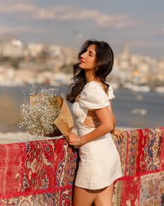 In Pics: पंजाबी हसीना Parul Gulati ने सीढ़ियों पर बैठकर दिए दिलकश पोज, व्हाइट ड्रेस में दिखीं अप्सरा