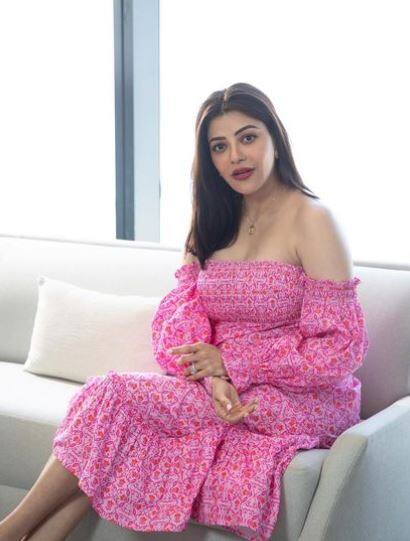 काजल अग्रवाल ने हाल ही में सोशल मीडिया पर अपनी कुछ लेटेस्ट तस्वीरें शेयर की हैं. जिनमें वो हमेशा की तरह बेहद खूबसूरत लग रही हैं.