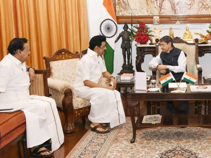 TN CM Stalin Meets Governor RN Ravi, Seeks Early Assent To 21 Bills TN CM Stalin Meets Governor RN Ravi, Seeks Early Assent To 21 Bills
