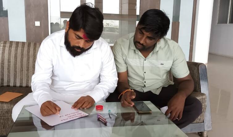 BJP party worker wrote a letter in blood to give his leader a chance for the Legislative Council Sangli News : नेत्यासाठी काय पण; आपल्या नेत्याला विधानपरिषदेसाठी संधी मिळावी म्हणून कार्यकर्त्याने रक्ताने पत्र लिहिलं