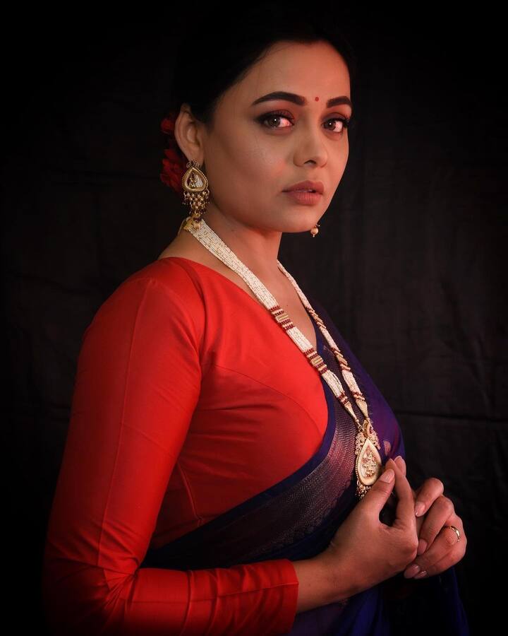 सुंदर साडी, हलका मेकअप, साजेसे दागिने आणि चेहऱ्यावर केसांच्या बटा असं हे प्रार्थनाचं रुप सगळ्यानांच घायाळ करणार आहे.(Photo : @prarthana.behere/IG)