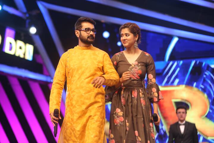 'দাদাগিরি-গ্র্যান্ড ফিনালে'-র (Dadagiri) মঞ্চে হাজির রইলেন প্রসেনজিৎ চট্টোপাধ্যায় (Prosenjit Chatterjee), দিতিপ্রিয়া রায় (Ditipriya Roy), সৌমিলী চট্টোপাধ্যায় (Soumili Chatterjee), বিশ্বনাথ বসু (Biswanath Basu), কাঞ্চন মল্লিক (Kanchan Mallick), রূপম ইসলাম (Rupam Ishlam), সৌমিতৃষা (Soumitrisha), নীল (Neel).. সবাই।