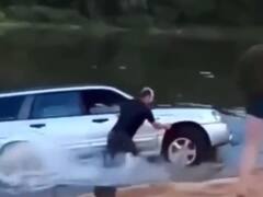 Watch: गहरे पानी में डूबी कार, लेकिन शख्स ने नहीं मानी हार... वीडियो देख आप भी करेंगे हौसले को सलाम