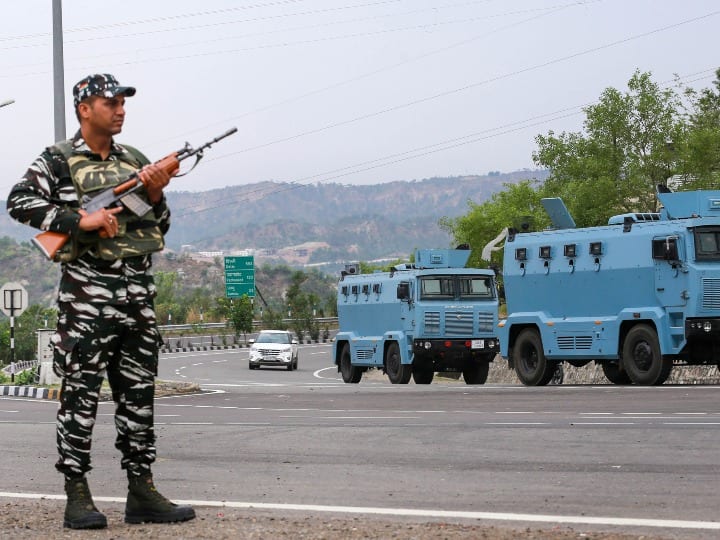 India Army: अनंतनाग में सेना के सर्च ऑपरेशन में हिजबुल आतंकी ढेर, 3 जवान और एक नागरिक जख्मी