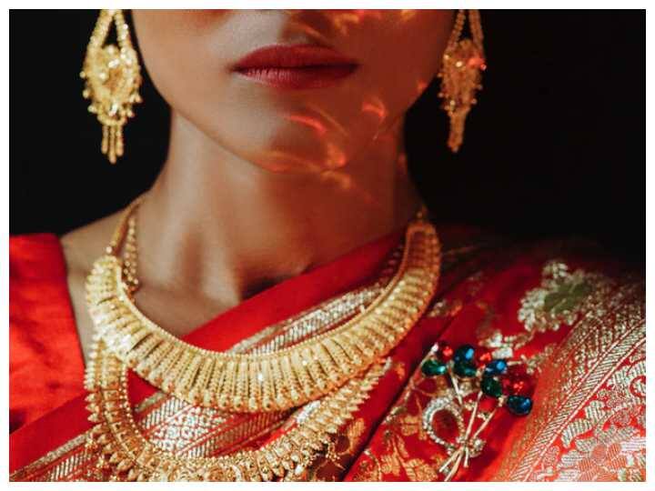 एक नई शुरुआत करें: किसी भी दुल्हन को नए घर में जाने से थोड़ा डर तो लगता ही है, यह आम है पर अपने डर पर काबू पाएं और अपने साथी के साथ नई शुरुआत करें. अपने अंदर पाॅजिटव वाइब लाएं, सब ठीक हो जाएगा.