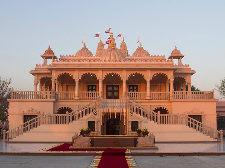 जालंधर - पंजाब के ऐतिहासिक शहरों में शुमार जालंधर का इतिहास ना सिर्फ काफी समृद्ध रहा है बल्कि अभी भी ये ना सिर्फ राज्य बल्कि देश के मुख्य शहरों में शुमार है. यहां आप पंजाब की रंग बिरंगी संस्कृति से रूबरू हो सकते हैं. जालंधर में इमाम नासिर मस्जिद, तुलसी मंदिर, वंडरलैंड थीम पार्क, देवी तालाब मंदिर, सेंट मैरी कैथेड्रल चर्च जैसी जगहों पर जाकर पर्यटन कर सकते हैं.