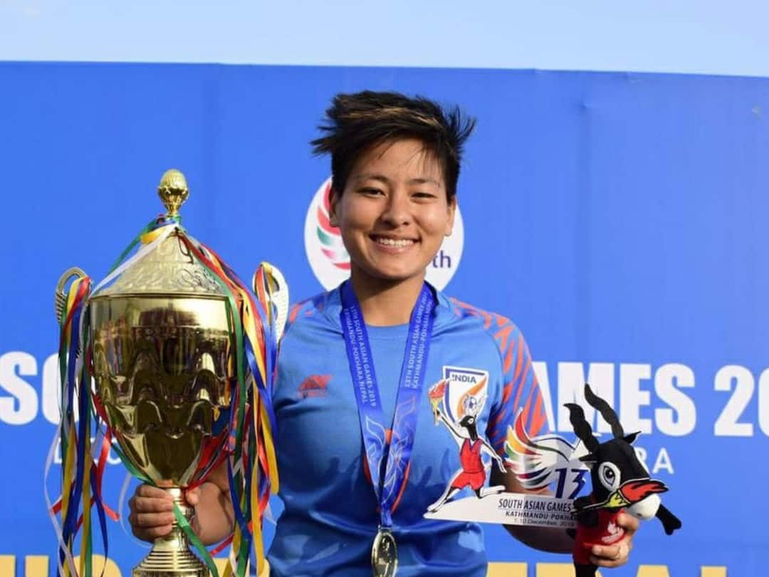 Anju Tamang: ভারতে মহিলা ফুটবলের উন্নয়নে উদ্যোগ, অঞ্জু তামাঙ্গের পাশে এফপিএআই FPAI has liaised to get a kit sponsor for national team midfielder Anju Tamang Anju Tamang: ভারতে মহিলা ফুটবলের উন্নয়নে উদ্যোগ, অঞ্জু তামাঙ্গের পাশে এফপিএআই