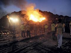 Bhalswa Landfill Fire: भलस्वा लैंडफिल में फिर लगी आग, दमकल की पांच गाड़ियों ने पाया काबू