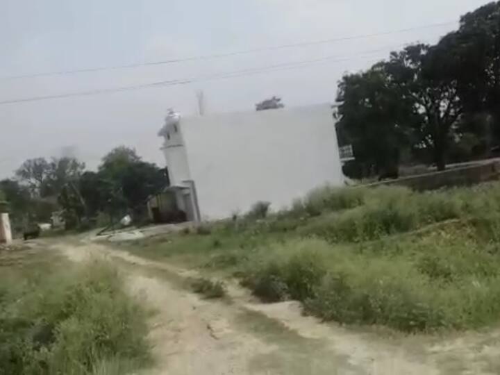 Basti News: बस्ती में भू माफिया के खिलाफ प्रशासन को दी शिकायत, कहा- कब्जा नहीं हटाया तो मिट जाएगा सड़क का अस्तित्व Basti complaint against land mafia about illegal occupation of land of PWD in Kurthia village of Bhanpur tehsil ann Basti News: बस्ती में भू माफिया के खिलाफ प्रशासन को दी शिकायत, कहा- कब्जा नहीं हटाया तो मिट जाएगा सड़क का अस्तित्व