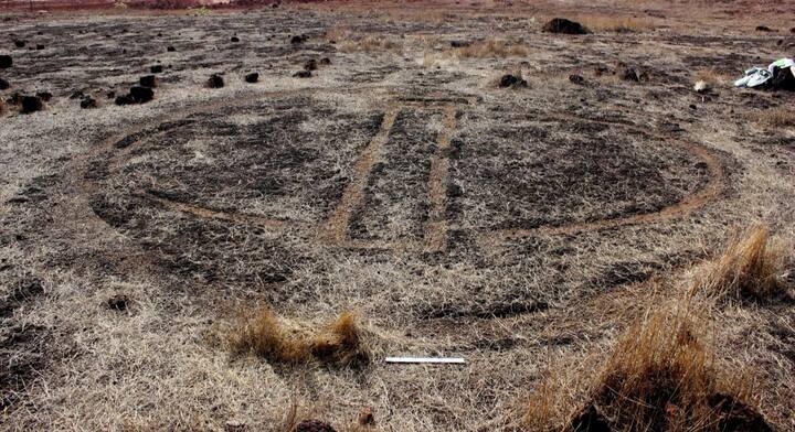 खोटले येथे आढळलेल्या एका कातळशिल्पाचे 'लज्जागौरी' किंवा मातृदेवतेच्या मूर्तीशी विलक्षण साम्य आहे. हे शिल्प आश्चर्यकारक आहे. लज्जागौरी ही सुफलनाचे आणि समृद्धीचे प्रतीक मानली जाते. जगभरात एक काळ मातृसत्ताक पद्धतीचा होता असे मानले जाते. शिवाय स्त्रीच्या ठिकाणी असलेल्या उत्पत्तीच्या शक्तीमुळे तिला हे सन्मानाचे स्थान दिले आहे.