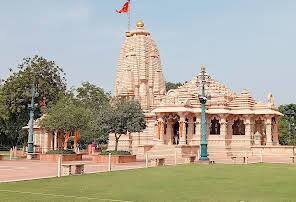 देवेंद्रेश्वर महादेव मंदिर – ये अहमदाबाद का लोकप्रिय धार्मिक स्थल है. ये मंदिर भगवान शिव को समर्पित है. लेकिन इसमें मां दुर्गा भी विराजमान है. महाशिवरात्रि के दिन यहां बहुत बड़ा मेला लगता है.