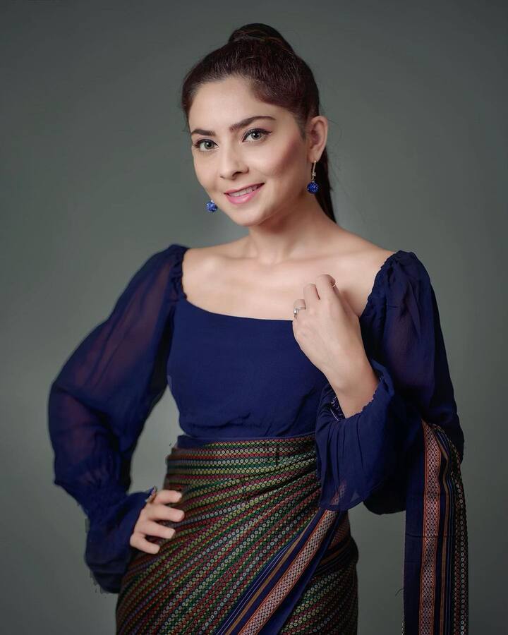 सोनालीने या फोटोशूट साठी हटके स्टाईलमध्ये साडी परिधान केली आहे.(photo: sonalee18588/ig)