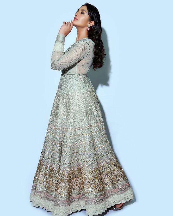 हुमा कुरैशी सोशल मीडिया पर काफी एक्टिव रहती हैं और आएदिन अपनी नई-नई फोटो और वीडियो शेयर करती रहती हैं.