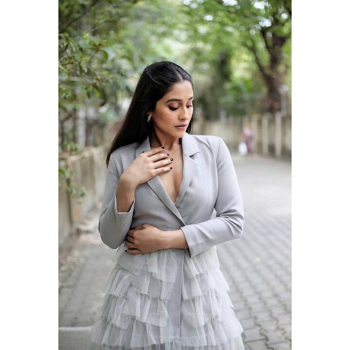 ప్రస్తుతం రెజీనా చేతిలో నాలుగు తమిళప్రాజెక్టులు, రెండు తెలుగు సినిమాలు ఉన్నాయి.