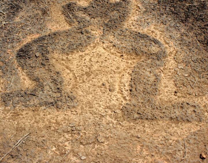 इथून अवघ्या काही फुटांवर एक मोठी चिरेखाण आहे. या ठिकाणाहून सुमारे अर्धा किलोमीटर पुढे गेल्यावर टेकडीच्या उतारावर झाडाझुडपांमध्ये एक सुस्पष्ट मानवाकृती दिसते. स्थानिक रहिवासी याला 'वेताळ' म्हणून ओळखतात. अशीच मानवाकृती हिवाळे, कुडोपी येथेही आढळली आहे. याचठिकाणी एक गुहासुद्धा आढळली. मात्र आता ती मातीने भरली आहे.