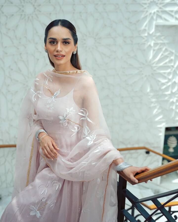 इस बीच मानुषी ने इंस्टाग्राम पर अपनी कुछ लेटेस्ट तस्वीरें शेयर की हैं, जिनमें उनका ट्रेडिशनल लुक देखने को मिल रहा है.