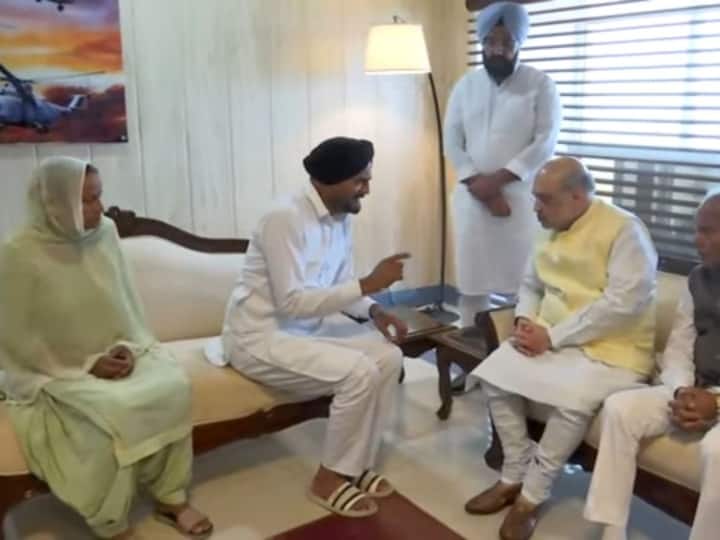 Union Home Minister Amit Shah met Sidhu Moose family Sidhu Moose Wala Murder: सिद्धू मूसेवाला के परिवार से मिले केंद्रीय गृहमंत्री अमित शाह, भावुक हुए पिता