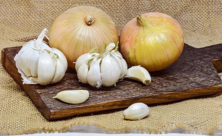 why do we not use onion and garlic during puja and prasada  Puja Paath: पूजा-पाठ में क्यों नहीं करते प्याज और लहसुन का इस्तेमाल,जानिए इससे जुड़ी पौराणिक कथा