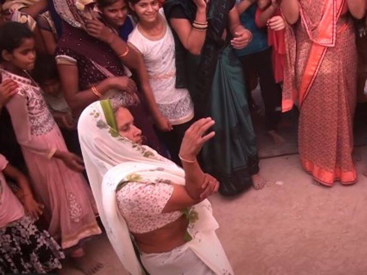 Watch: दादी बनी नागिन, नाती संग नागिन नाच कर इंटरनेट की दुनिया को हिलाया Grandmother became a serpent, shook the Internet world by dancing with her grandson Watch: दादी बनी नागिन, नाती संग नागिन नाच कर इंटरनेट की दुनिया को हिलाया