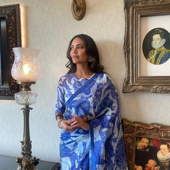 Esha Gupta Photos: रेड सूट में ईशा गुप्ता लगीं बला की खूबसूरत, सादगी से फैंस को बनाया दीवाना