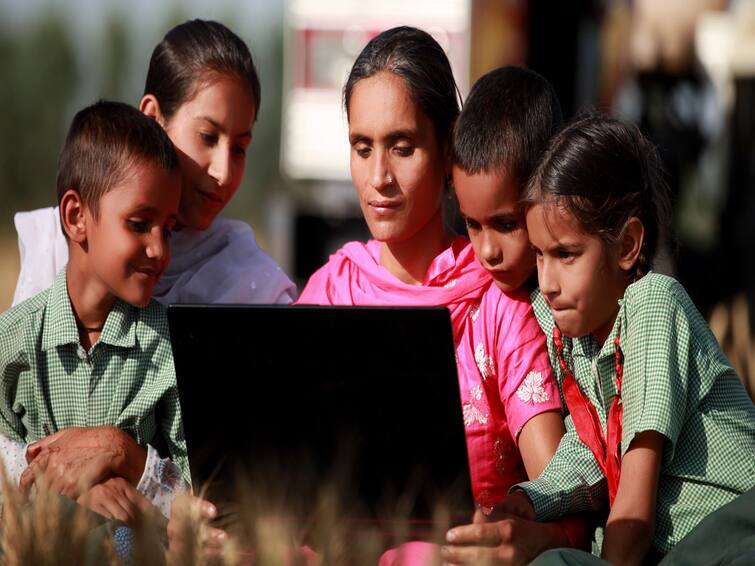 Fact Check: Modi govt giving free laptop to all students know what PIB Fact check said Fact Check: શું મોદી સરકાર વિદ્યાર્થીઓને ફ્રીમાં આપી રહી છે લેપટોપ ? જાણો શું કર્યો ખુલાસો