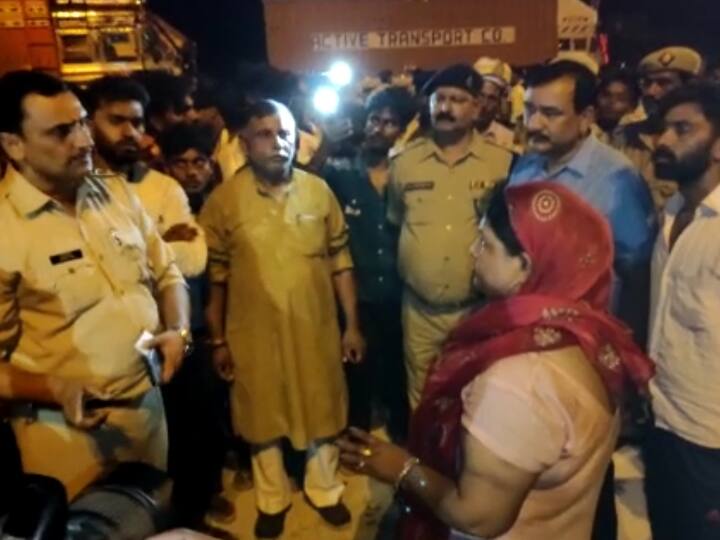 Sultanpur Uttar Pradesh death of two in road accident relatives accused constable murder blocked highway ANN Sultanpur: सड़क हादसे में दो युवकों की मौत के मामले में नया मोड़, सिपाही पर लगा ये आरोप तो हुआ सस्पेंड