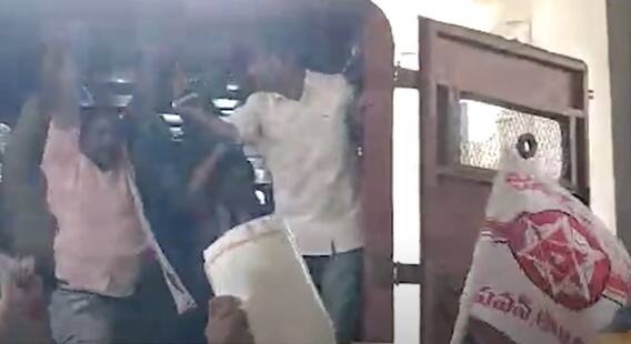 Jubileehills Police Station: పోలీస్ స్టేషన్ ను మట్టడించిన జనసేన కార్యకర్తలు | ABP Desam