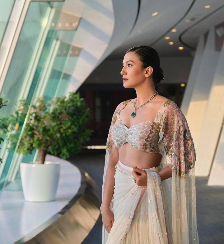 बता दें, उन्होंने जो फोटोज़ शेयर किए हैं, उसमें उनका लुक हर बार की तरह ही बिल्कुल अलग है. इन फोटोज़ में वो व्हाइट कलर की साड़ी में नज़र आ ही हैं. साथ ही उन्होंने सिल्वर कलर की ब्लाउज़ कैरी किया है.