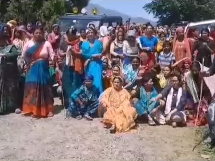 Pauri Garhwal Uttarakhand After woman killed by Guldar villagers gheraoed Forest Department ANN Pauri: गुलदार ने दूसरी बार महिला को बनाया निवाला, गांव वालों का गुस्सा सातवें आसमान पर
