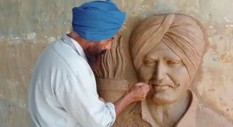 Fans pay homage to Moosewala in their own way, Mansa artist makes terracotta sculpture of Sidhu ਫੈਨਜ਼ ਆਪੋ-ਆਪਣੇ ਤਰੀਕੇ ਨਾਲ ਦੇ ਰਹੇ ਮੂਸੇਵਾਲਾ ਨੂੰ ਸ਼ਰਧਾਂਜਲੀ, ਮਾਨਸਾ ਦੇ ਕਲਾਕਾਰ ਨੇ ਬਣਾਈ ਸਿੱਧੂ ਦੀ ਮੂਰਤੀ