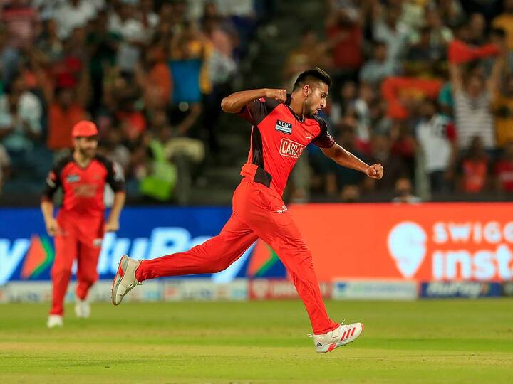 అత్యంత వేగంగా బంతులు విసిరితే సరిపోదని అఫ్రిది అంటున్నాడు. సరైన లైన్‌ అండ్‌ లెంగ్త్‌, స్వింగ్‌ ముఖ్యమని వెల్లడించాడు. వెస్టిండీస్‌తో సిరీస్‌కు ముందు ఓ ఇంటర్వ్యూలో ఉమ్రాన్‌ మాలిక్‌ గురించి పరోక్షంగా మాట్లాడాడు. అతడు పొగిడాడో, ఉచిత సలహా ఇచ్చాడో అర్థమవ్వకపోవడంతో నెటిజన్లు విమర్శలు కురిపిస్తున్నారు.