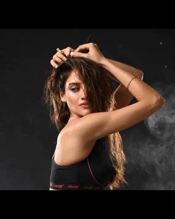 નુસરત જહાંની સોશ્યલ મીડિયા પર જબરદસ્ત ફેનસ ફોલોઇંગ છે, એક્ટ્રેસ પણ આજકાલ ઇન્સ્ટાગ્રામ પર પોતાની પૉસ્ટ શેર કરીને ચર્ચામાં રહે છે.