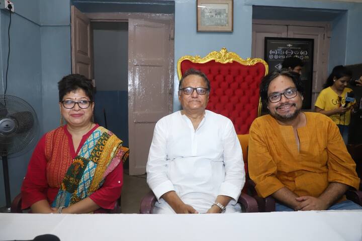 শহুরে জীবনের রোজনামাচায় নিজেদের যখন তারা মানিয়ে নিচ্ছে ঠিক তখনই তাদের চোখ যায় রাস্তার পাশের একটি আসবাবের দোকানে। ঝাঁ চকচকে সেই দোকানে তারা দেখে এক ক্ষমতার আসন। তারা দুইজনেই একে অপরকে উপহার দিতে চায় সেটি, ভাগ করে নিতে চায় একে অপরের সঙ্গে।