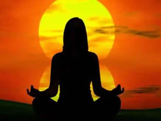 Surya Arghya : अशा पद्धतीने सूर्याला जल अर्पण करा, विवाहात येणारे अडथळे दूर होतील Surya Arghya : अशा पद्धतीने सूर्याला जल अर्पण करा, विवाहात येणारे अडथळे दूर होतील